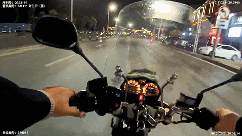 长江云新闻推出《点赞！荆州交警6分钟打通生命通道》短视频