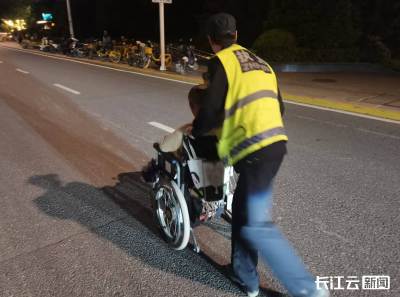 老人因轮椅没电被困于主干道车流中 城管队员发现后推行三公里护送回家