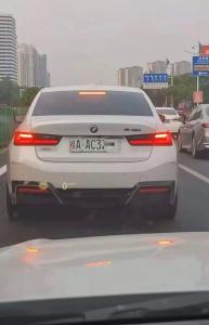 多地新能源车牌绿色变白色？交管部门：属污损机动车号牌，不合法