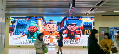 武汉地铁站“AI大片”刷屏，乘客感慨：这个“五一”，湖北文旅把“入戏”玩明白了！