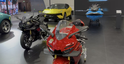 消博会上 “湖北造”莲花跑车与法拉利 张雪机车同台亮相