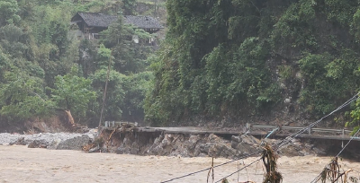 挺进白水河村，记者在暴雨中路遇一位“骑士”