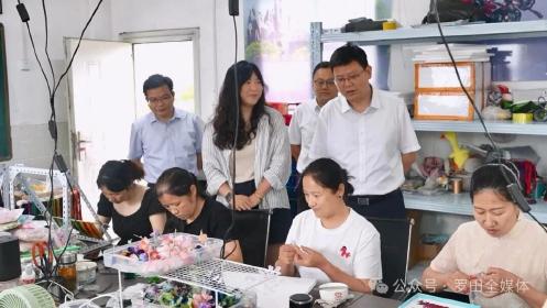 周黎到大崎镇调研重点工作
