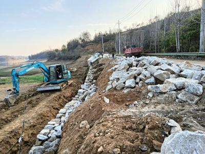 红安县二程镇王家冲村公路扩建工程稳步推进