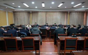 胡广主持县委理论学习中心组2026