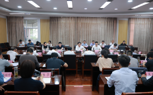 胡广主持召开第十五届县委常委会第...