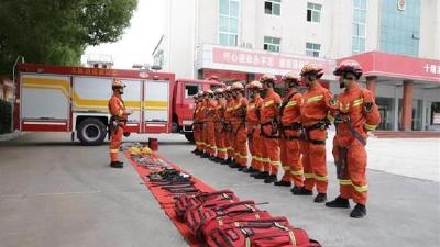 房县消防开展山岳救援科目训练