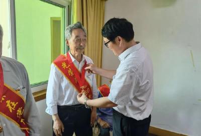 房县各乡镇举行“光荣在党50年”纪念章颁发仪式