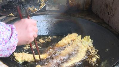 【年味浓】春联红 卷卷香