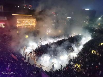 房县“火龙”舞动 物阜民丰