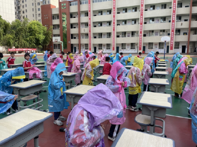 房县实验小学：开展“迎端午，劳动美”巧手叠雨衣比赛