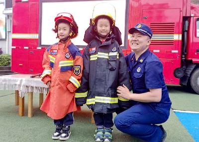 县幼儿园联合县消防救援大队开展“消防安全教育”活动