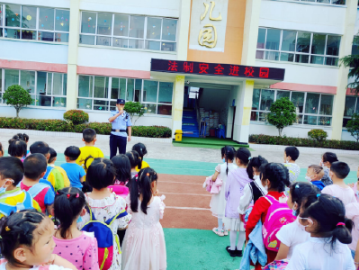 化龙堰镇中心幼儿园开展法制安全进校园活动
