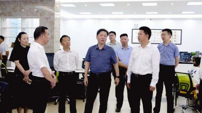 省委宣传部常务副部长邓务贵来房县调研“两个中心”工作