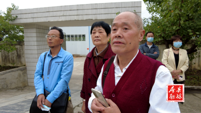 【新闻特写】外公送外孙 老兵送新兵 互致军礼 互送祝福