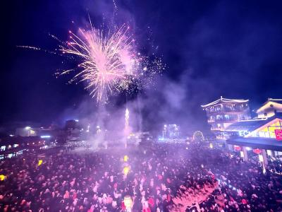 房县西关印象上演烟花秀