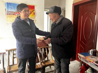 邓紫微春节前走访慰问困难党员