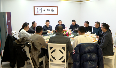 纪道清与在房县过年的企业家共度除夕