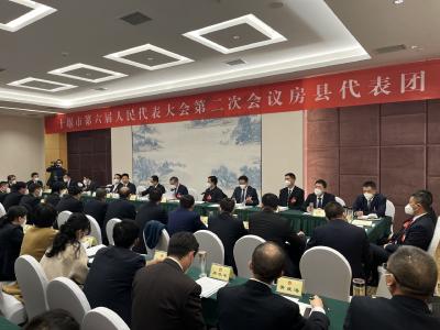 王永辉参加市六届人大二次会议房县代表团分团审议时要求：房县要在打造“山水车城 宜居十堰”中勇挑大梁担当重任