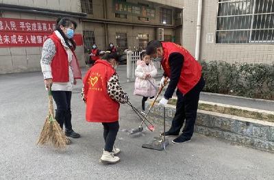 房县行政审批局：青少年参与清洁家园
