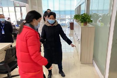 县行政审批局：开展消防安全和卫生检查