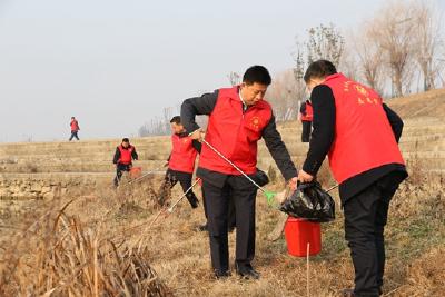 纪道清谢晓鸣参加“清洁房县”行动并开展巡河