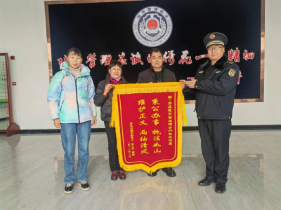 房县城管： 拆除违建 为民解忧