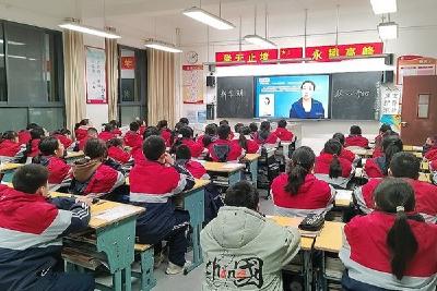 房县城关一中：多举措上好开学第一课