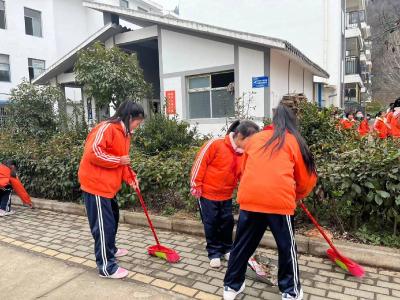 窑淮学校开展校园周围环境卫生清扫活动