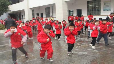 房县东城小学：疏散演练常开展  消防安全记心间