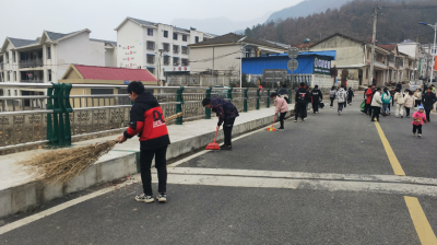 万峪中学开展“清洁房县 美我家园”志愿者活动
