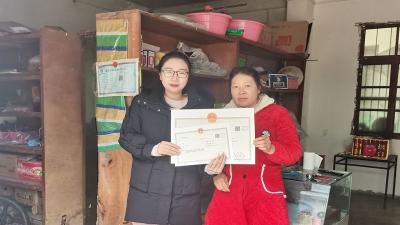 九道乡便民大厅送证上门暖民心