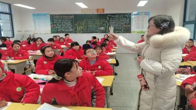 房县东城小学开展管制刀具排查工作
