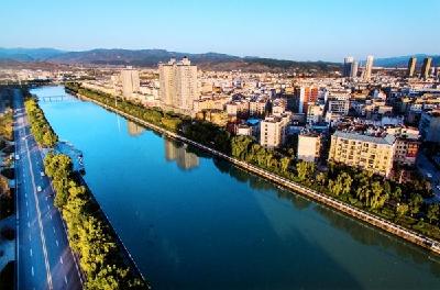 房县：“红马甲”刷新城市颜值