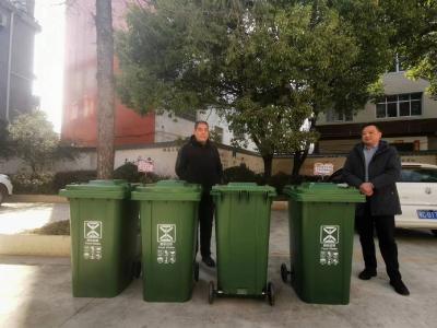 县皮防所：捐赠垃圾桶共创文明城
