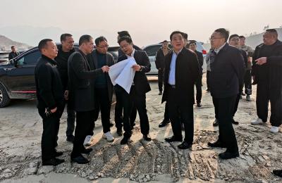 谢晓鸣在调研新能源（化工）产业园建设时要求：只争朝夕 再鼓干劲 以工业高质量发展助推县域经济再上新台阶