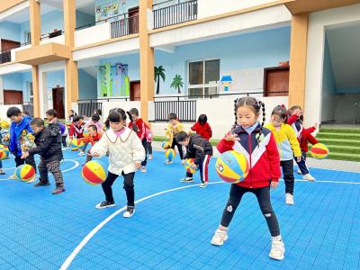 窑淮镇中心幼儿园：萌娃“梦幻篮球”开课