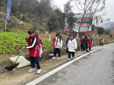 房县万峪河乡中小学： 开展“清洁乡村、美丽校园”志愿服务活动 弘扬雷锋精神