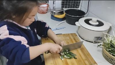 窑淮镇中心幼儿园开展“我是家务小能手”活动