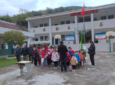 青峰镇清河小学开展防溺水宣传 筑牢防溺水安全防线