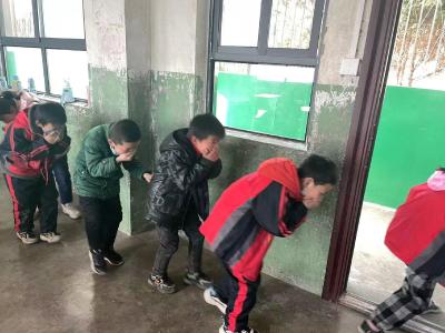 房县化龙堰镇民族小学：开展消防演练 增强师生消防安全观念