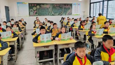 诵读传统经典 书香满溢校园——房县东城小学开展第十届读书节之“最美朗读班”评比活动
