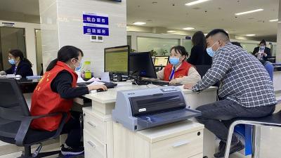 房县行政审批局：开展学雷锋精神 做金牌“店小二”创文明城市