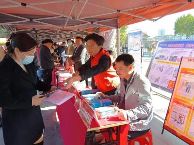 房县司法局开展“3.15”消费者权益日普法活动