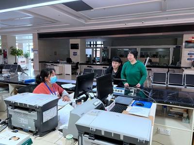 房县不动产登记中心：延时服务䁔人心 优化服务不止步