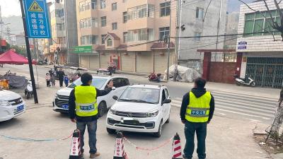 门古中心幼儿园：用心“护学”为爱“站岗”