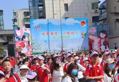 房县实验小学开展“浓浓亲子情，暖暖感恩心”庆“三八”亲子活动