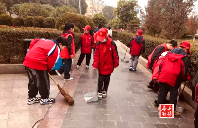 县实验小学：组织学生志愿者开展清扫公园活动