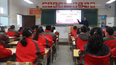 房县实验中学：开展“小手拉大手 文明一起走”主题班会