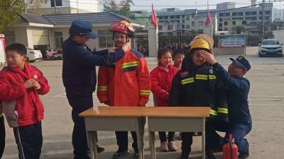 城关镇桃园小学：开展消防救援应急演练